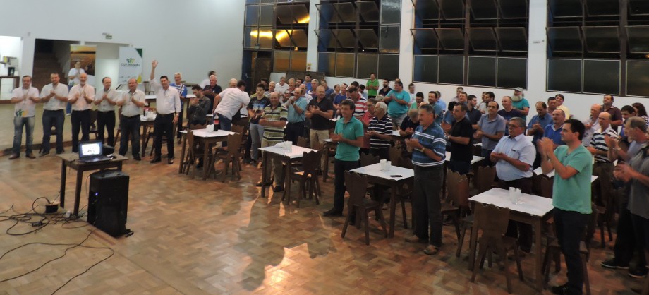 Participantes homenagearam a COTRIMAIO cantando os parabéns