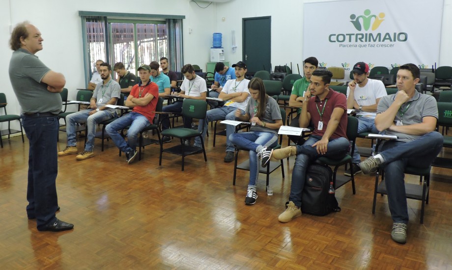 aula teórica no auditório da cooperativa